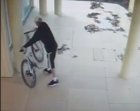 A plena luz del día y en segundos: se robó una bicicleta en Funes y todo quedó grabado en las cámaras